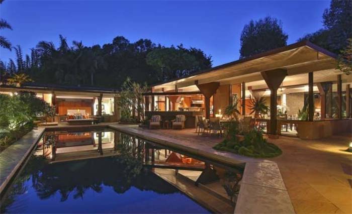 A picture of Chris Martin house.